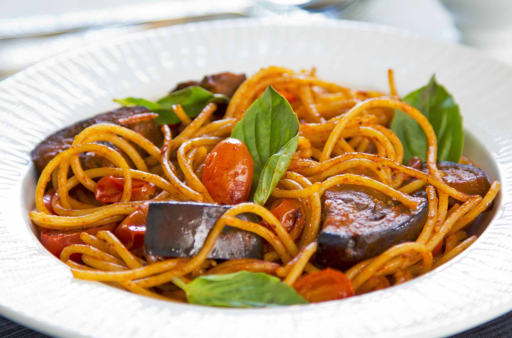 Spaghetti alla Norma, mit Auberginen und italienischem Olivenöl